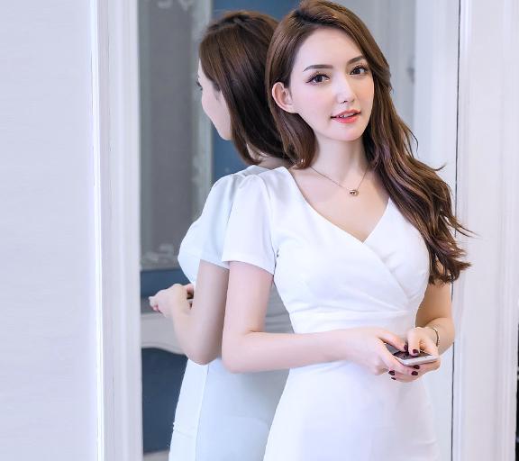 性感的连衣裙凸显身材曲线比平时要更漂亮迷人